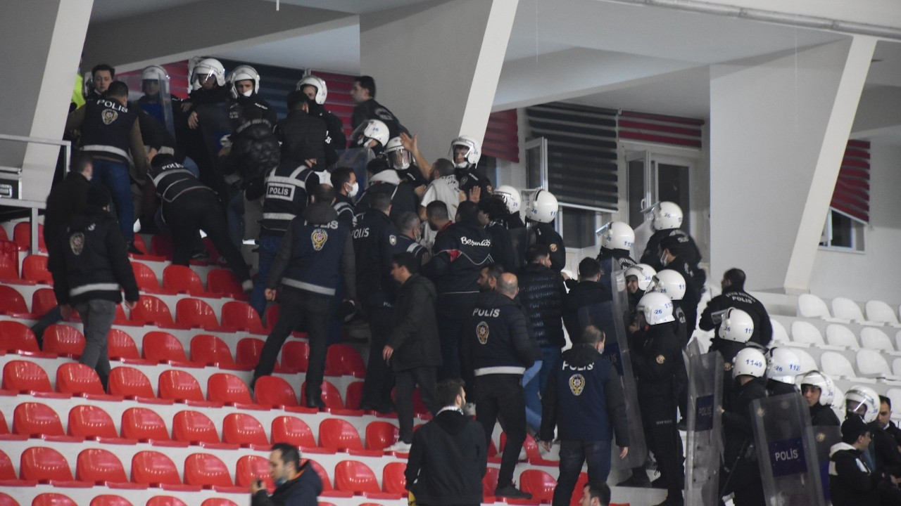 Hentbol maçında Beşiktaş taraftarları salondan çıkarıldı