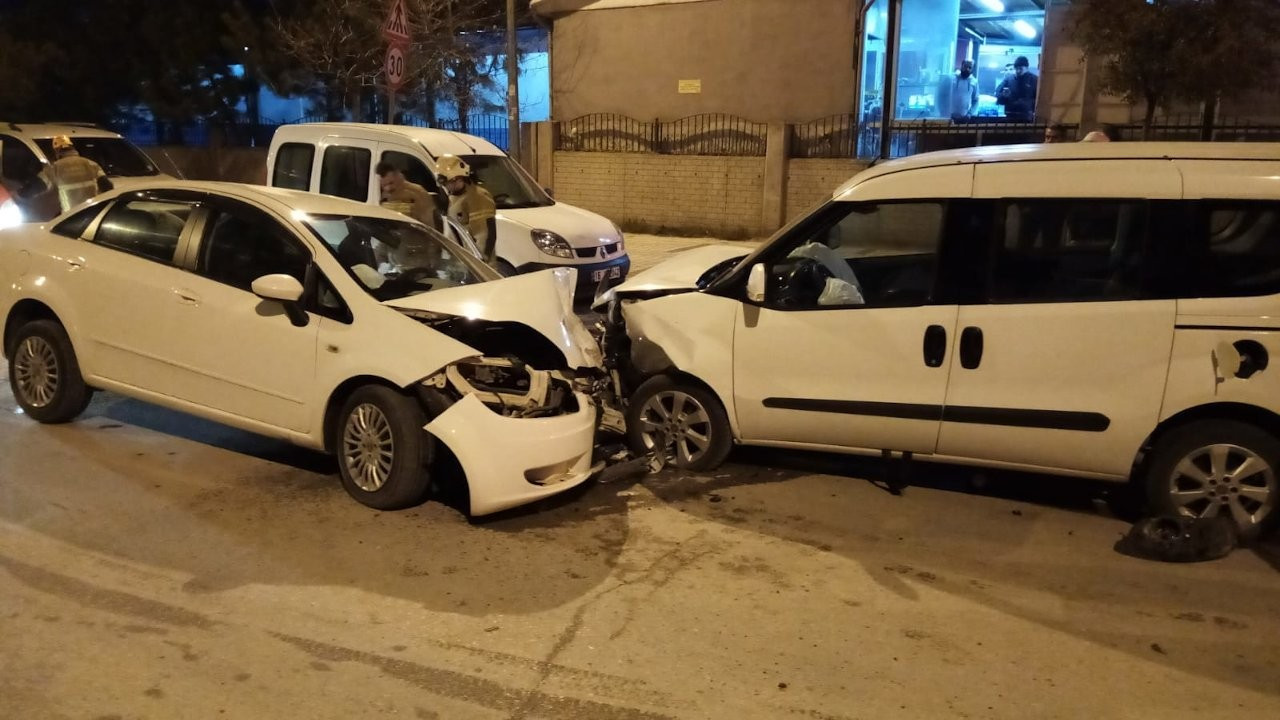 Acil servis önünde trafik kazası: 6 yaralı