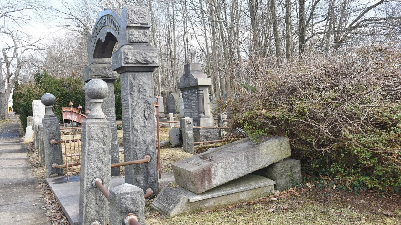 Üzerine 900 kiloluk mezar taşı düşen kadın öldü