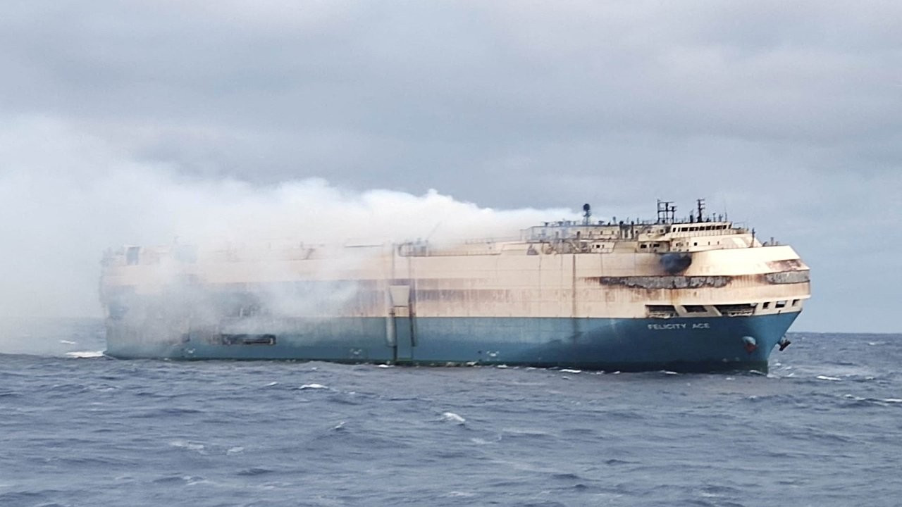 Lüks aracı taşıyan gemideki yangın sönüyor: 'Yanacak bir şey kalmadı'