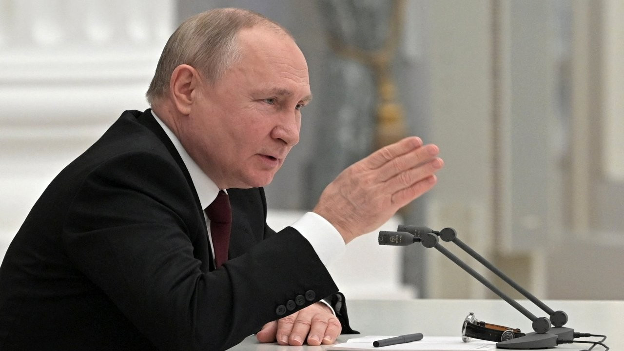 Kremlin: Putin Donbass kararnamesini imzalamayı planladığını Macron ve Scholz'a iletti