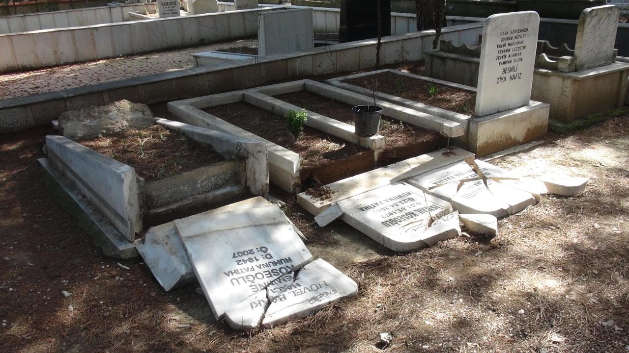 Uşak'ta 45 günde 40 mezar taşı kırıldı