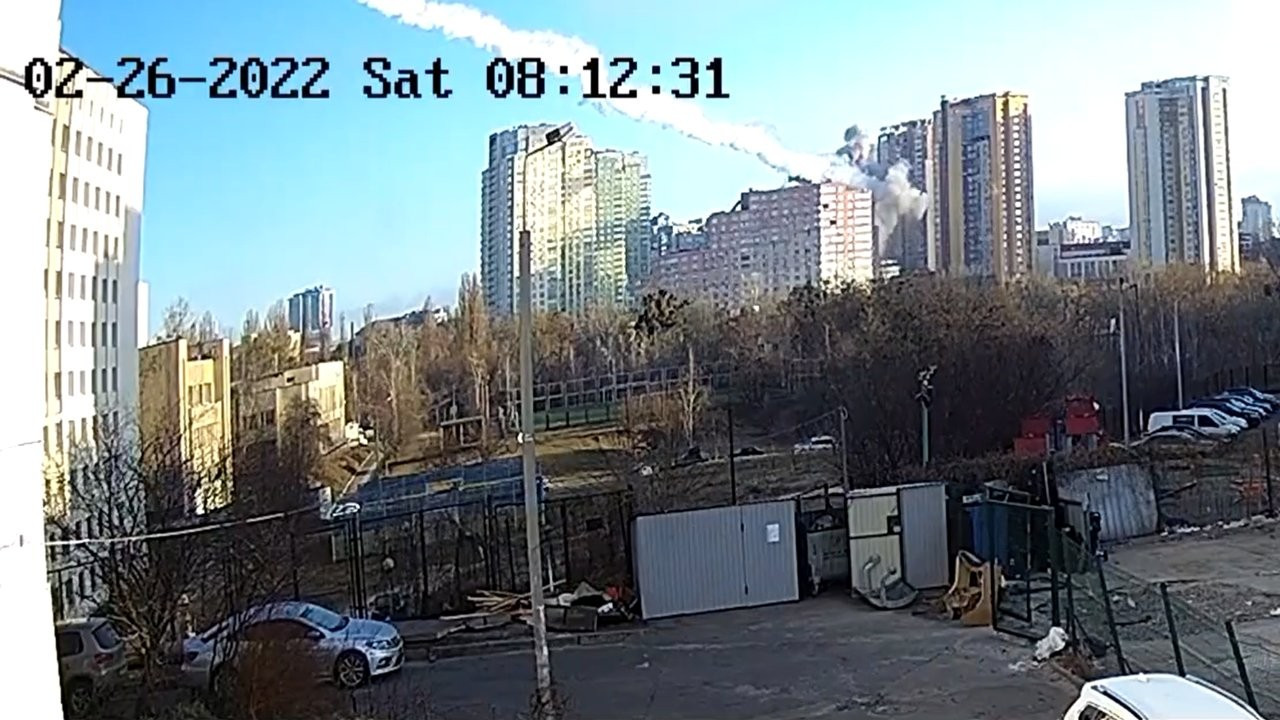 Kiev'deki apartmanın füzeyle vurulduğu an görüntülendi