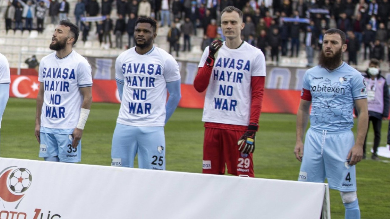 Erzurumsporlu Aykut Demir, 'Savaşa hayır' tişörtünü giymeyi reddetti