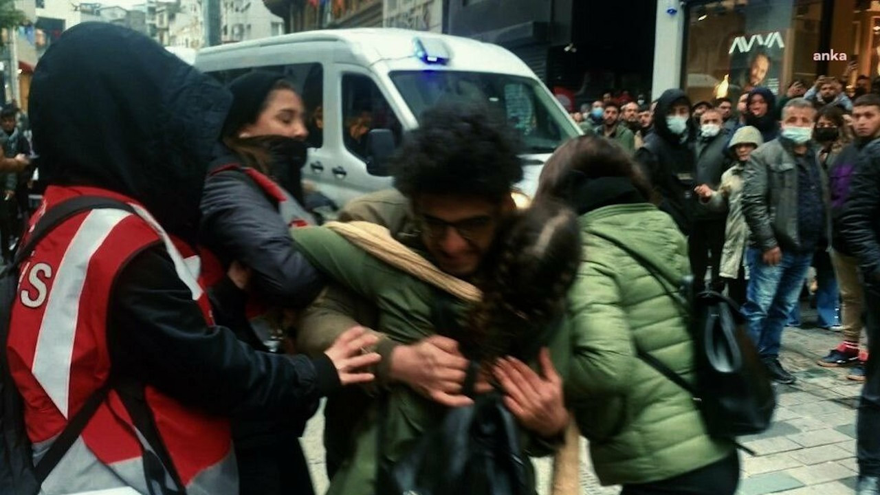 Taksim'de 'fatura zinciri' oluşturan öğrencilere polis müdahalesi