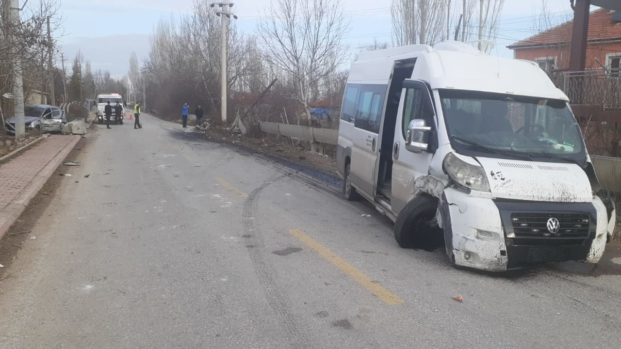 Konya'da öğrenci servisi otomobile çarptı: 14 yaralı