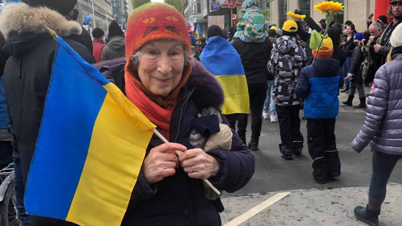 Yazar Margaret Atwood, Rusya'yı protesto etti: Binlerce kişi Toronto şehir merkezinde yürüdü