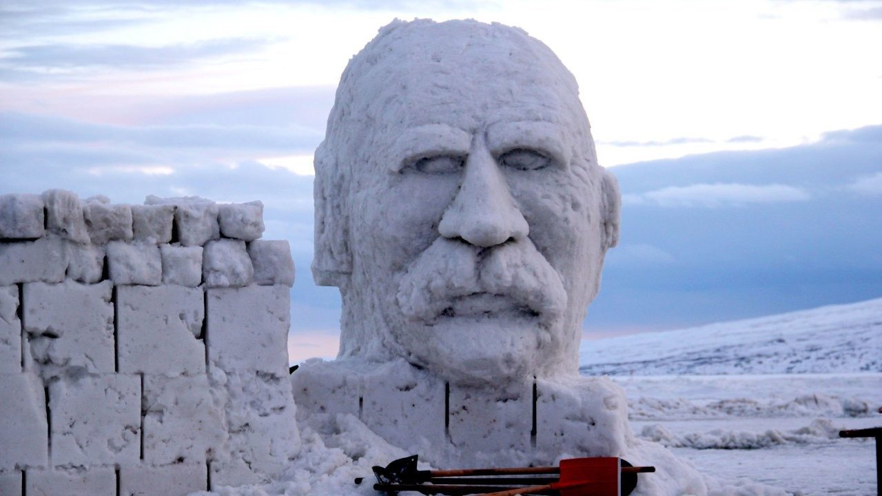 Tuncel Kurtiz'in anısına kardan beyaz perde ve heykel yapıldı