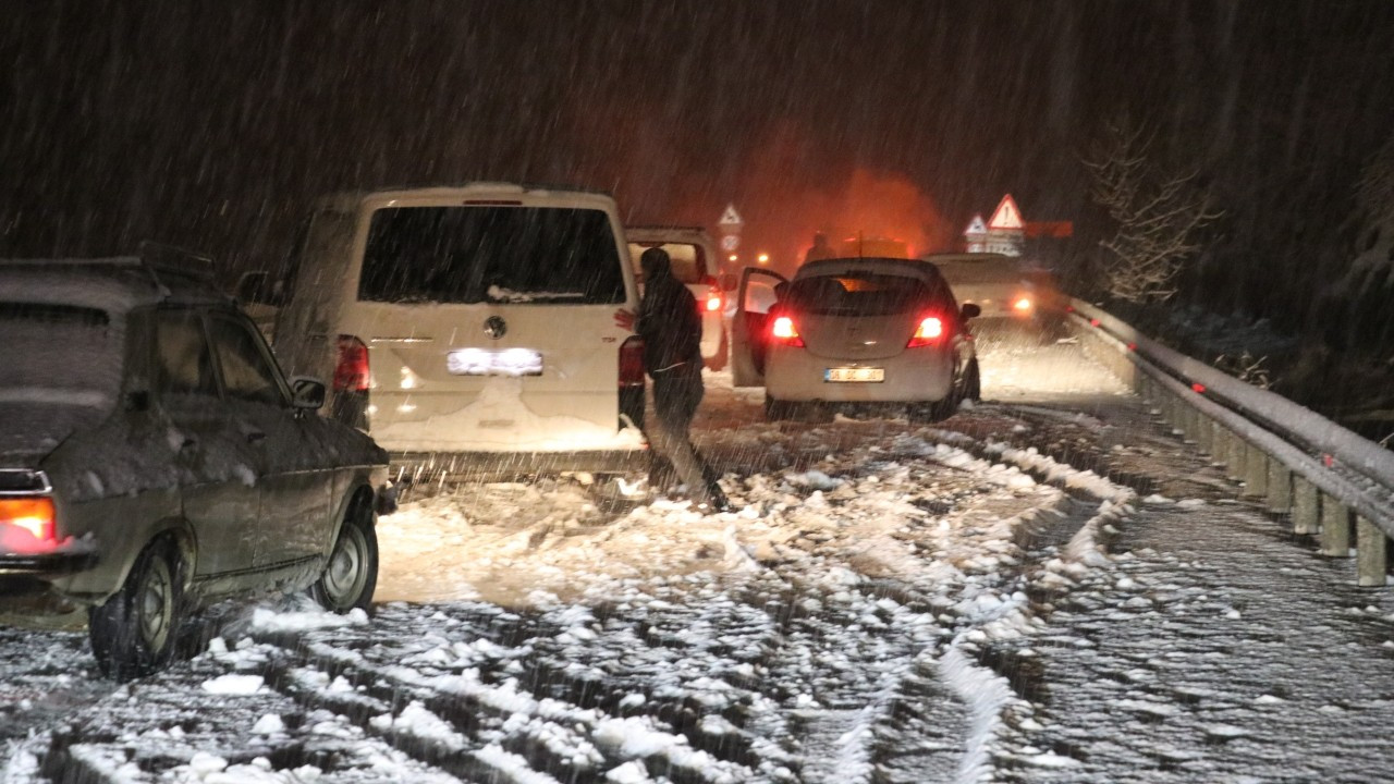 Denizli-Antalya karayolu kar yağışı nedeniyle ulaşıma kapandı