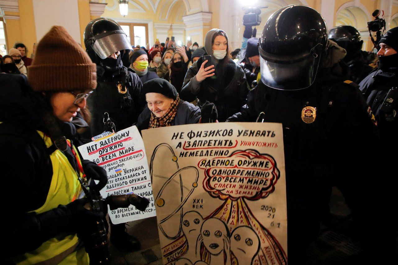 Rusya'da anneleriyle birlikte savaşı protesto eden çocuklar gözaltına alındı - Sayfa 1