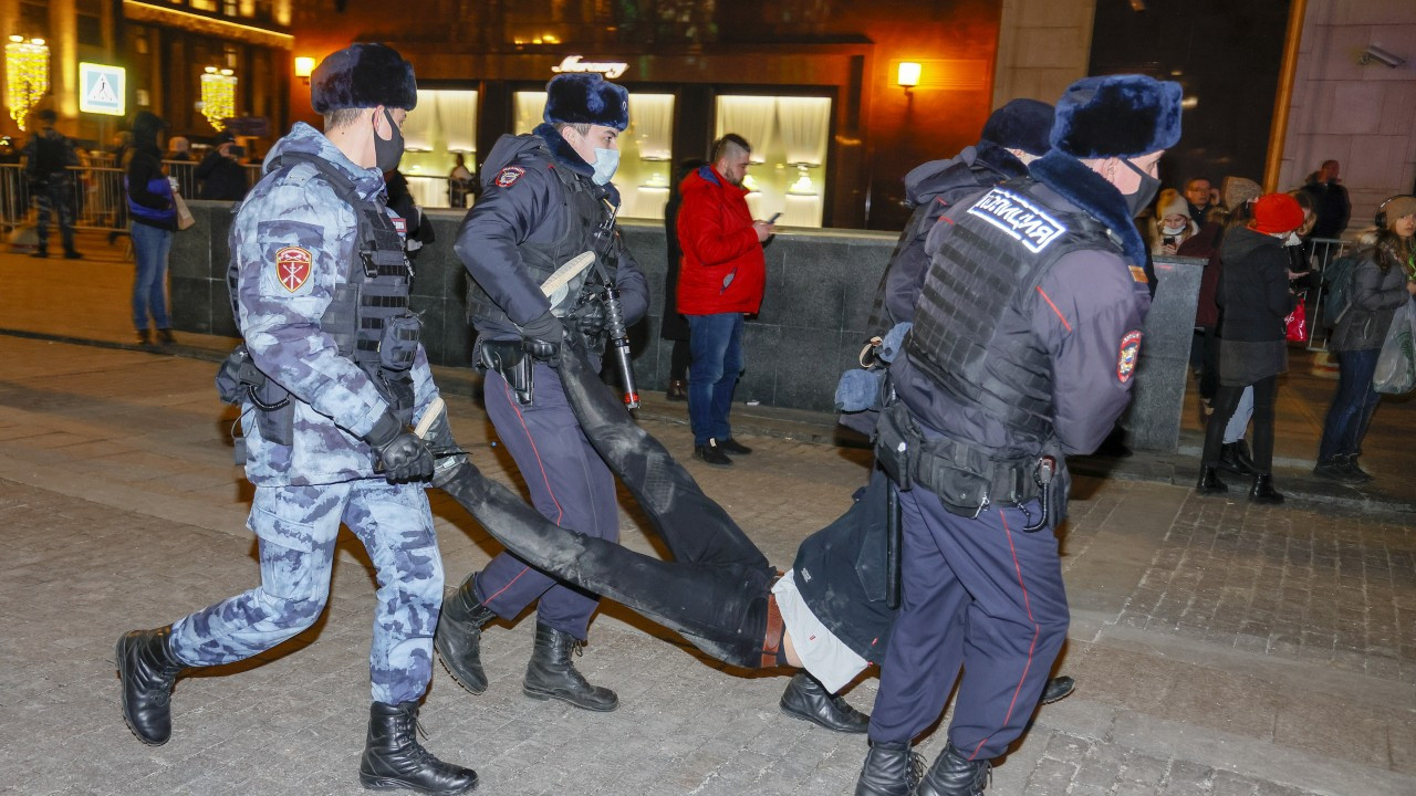 Rusya'nın 32 kentinde savaş karşıtı eylem: 700'den fazla gözaltı