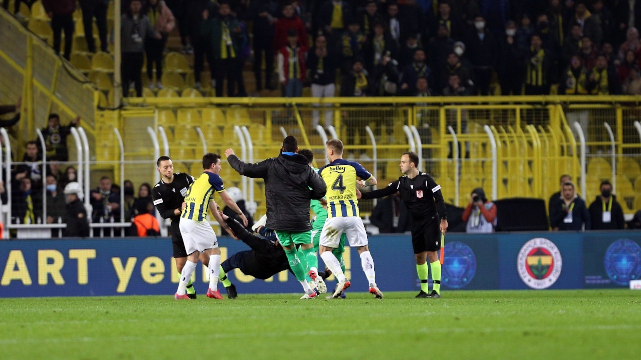Fenerbahçe-Trabzonspor maçında hakeme saldırı girişimi