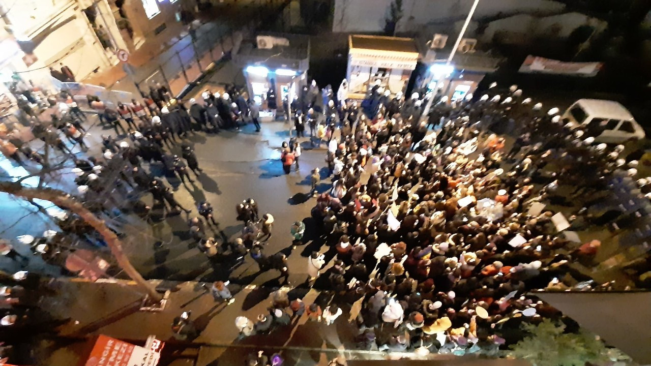 Taksim'i barikatlarla çeviren polisten kadınlara: Hadi bekleme yapmayın