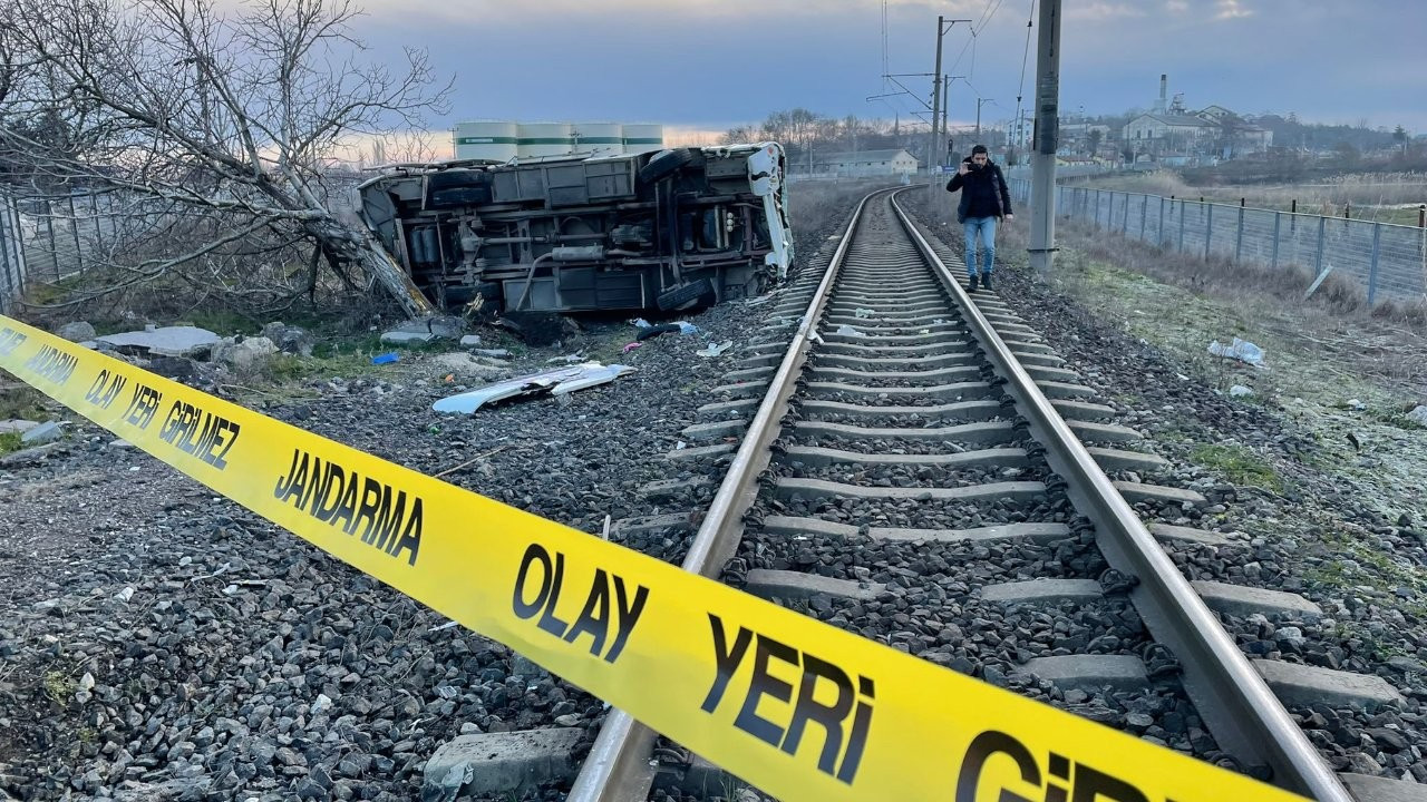 Yük treni işçi servisine çarptı: 27 yaralı