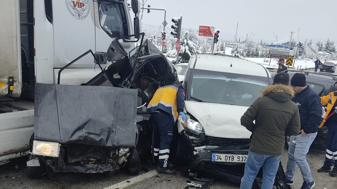 TIR, kırmızı ışıkta bekleyen 6 araca çarptı: 1 ölü, 12 yaralı