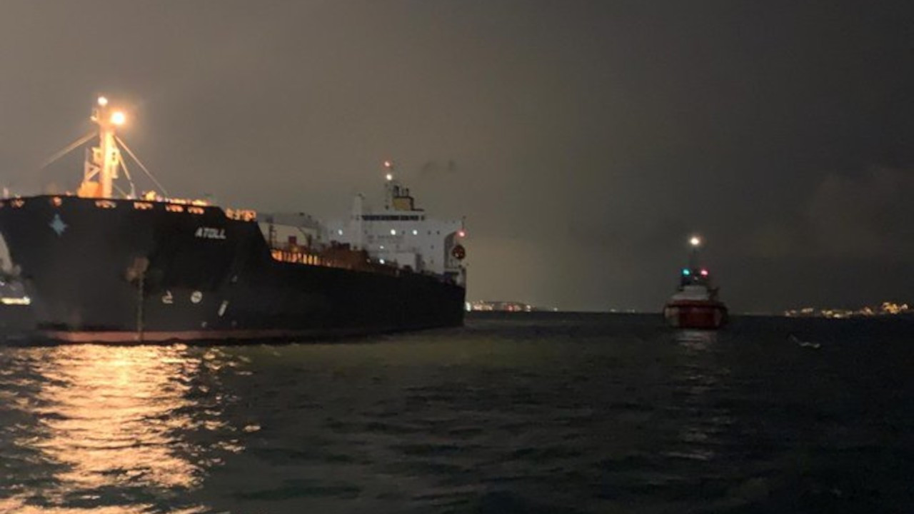İstanbul Boğazı’nda sürüklenen 183 metrelik gemi Kuruçeşme'ye demirledi