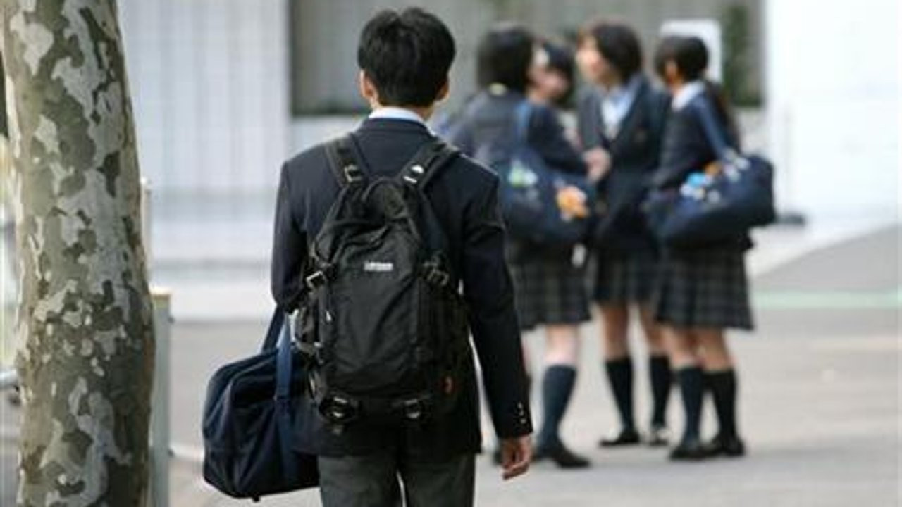 Tokyo'da 100 yıl sonra öğrencilere kılık-kıyafet serbestisi getirildi