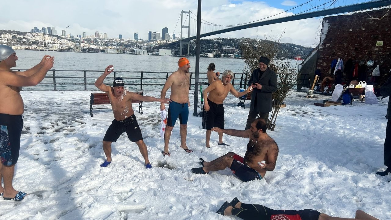 Kar banyosu yapıp Boğaz'a atladılar: 'Eczanelerde bulunmayan tek ilaç'