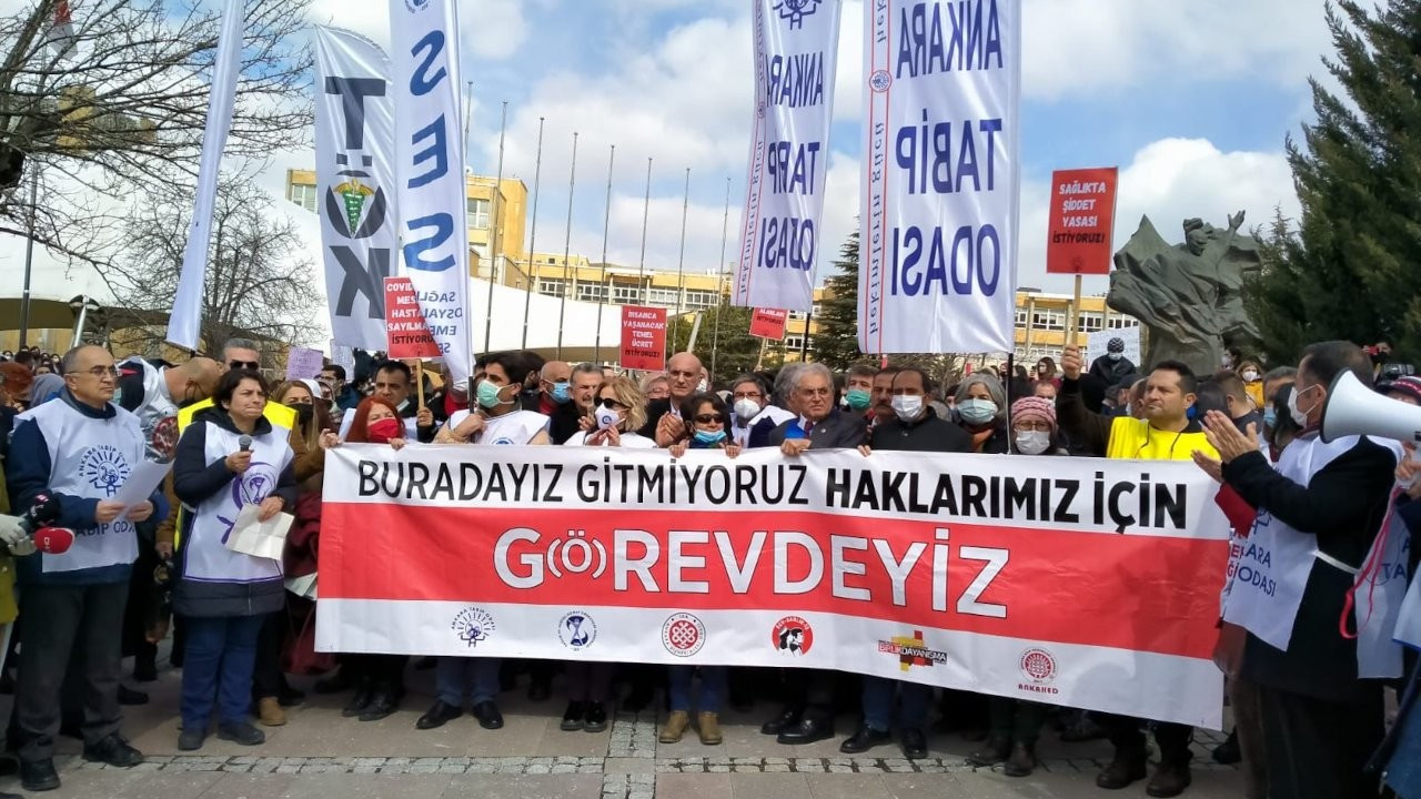 Sağlık emekçileri İzmir'de 12 hastanede greve çıktı