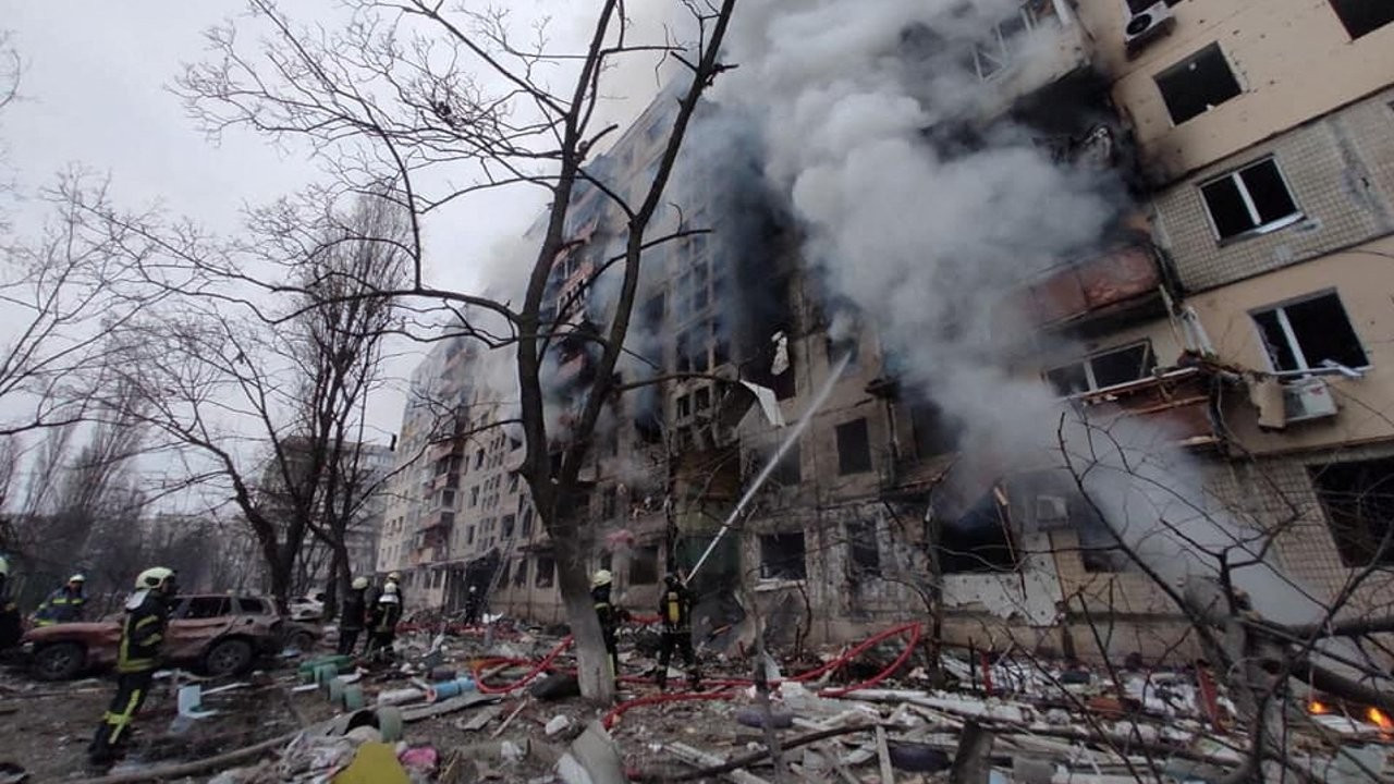 Kiev'den son görüntüler: Bir apartman vuruldu, en az bir kişi öldü