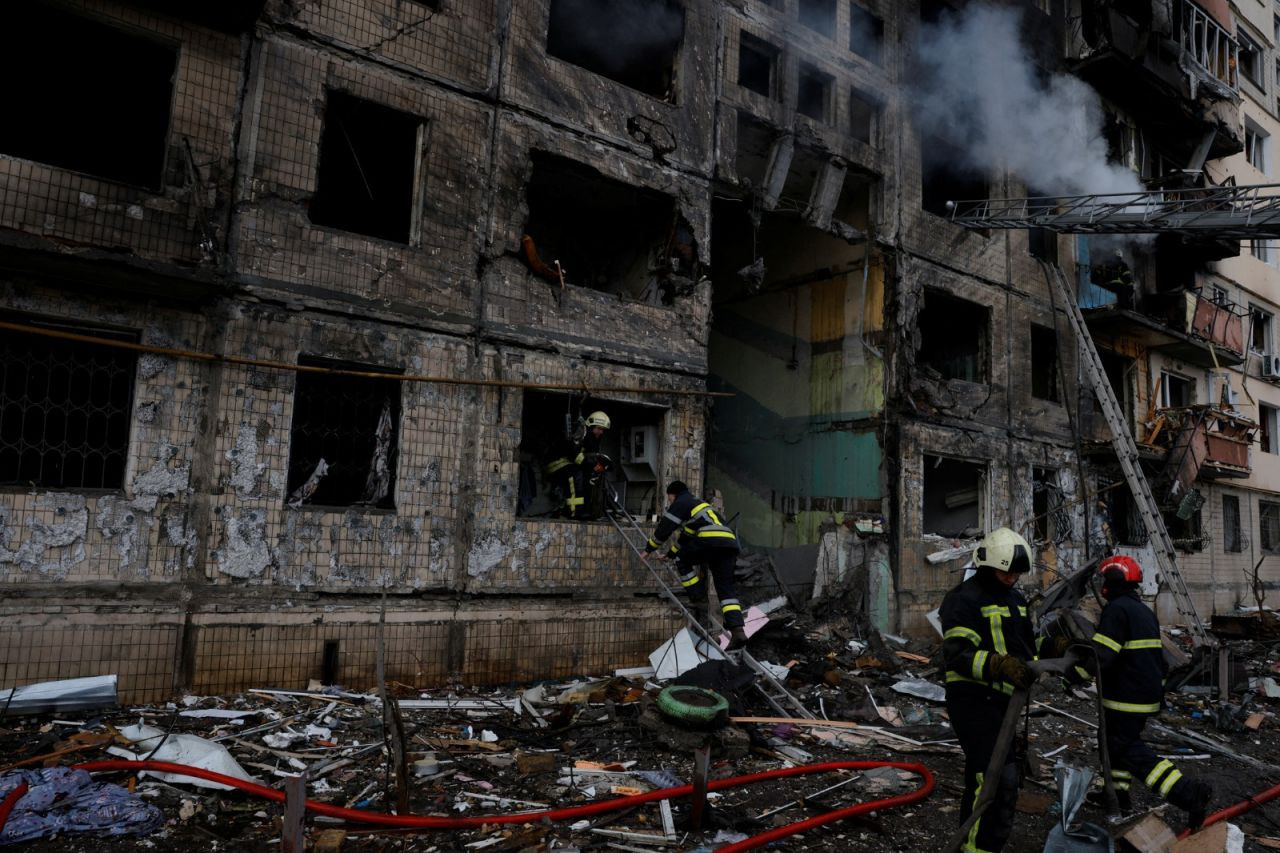Kiev'den son görüntüler: Bir apartman vuruldu, en az bir kişi öldü - Sayfa 1