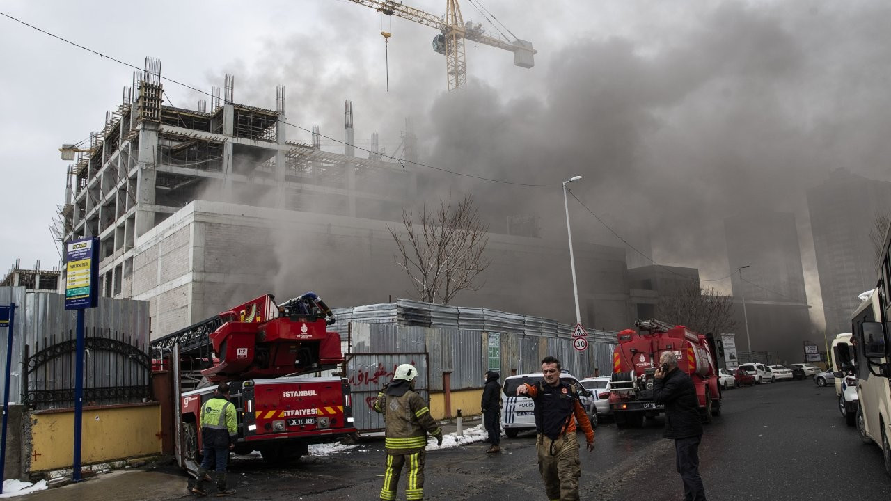Bağcılar'da hastane inşaatında yangın: İşçiler mahsur kaldı