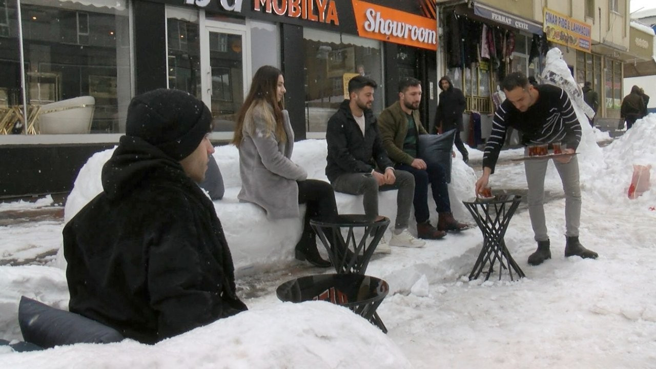 Kardan koltuk takımı yapıp üzerinde çay içtiler
