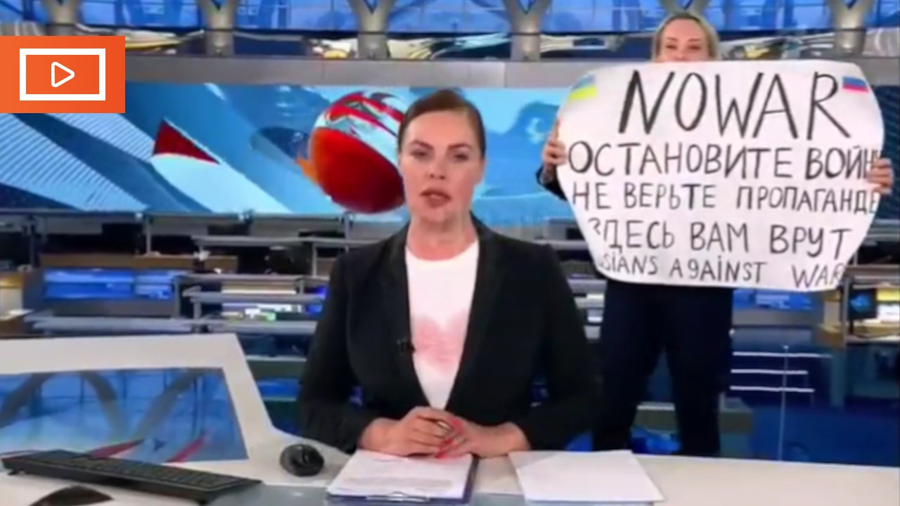 Rusya devlet televizyonu canlı yayınında savaş karşıtı protesto