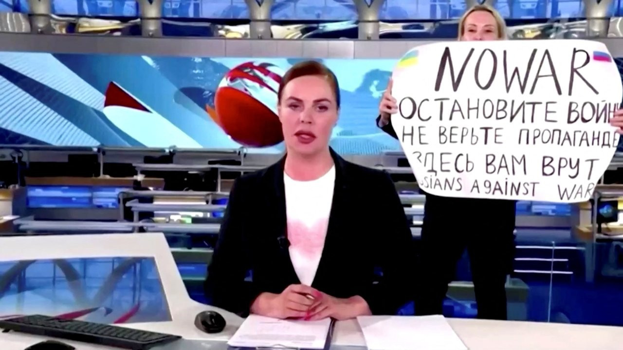Canlı yayında savaşı protesto eden Rus gazeteci 30 bin ruble para cezası ile serbest