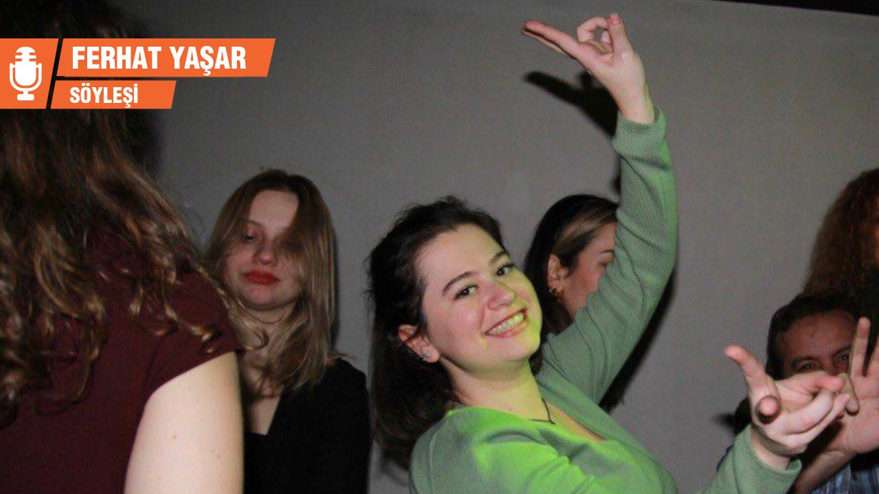 Kürt gençleri gece kulüplerinde dengbêj dinleyerek dans ediyor