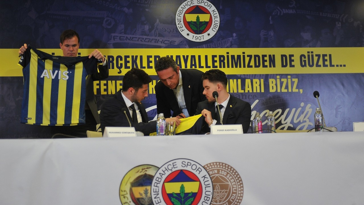 Fenerbahçe'de 6 genç futbolcu için imza töreni düzenledi