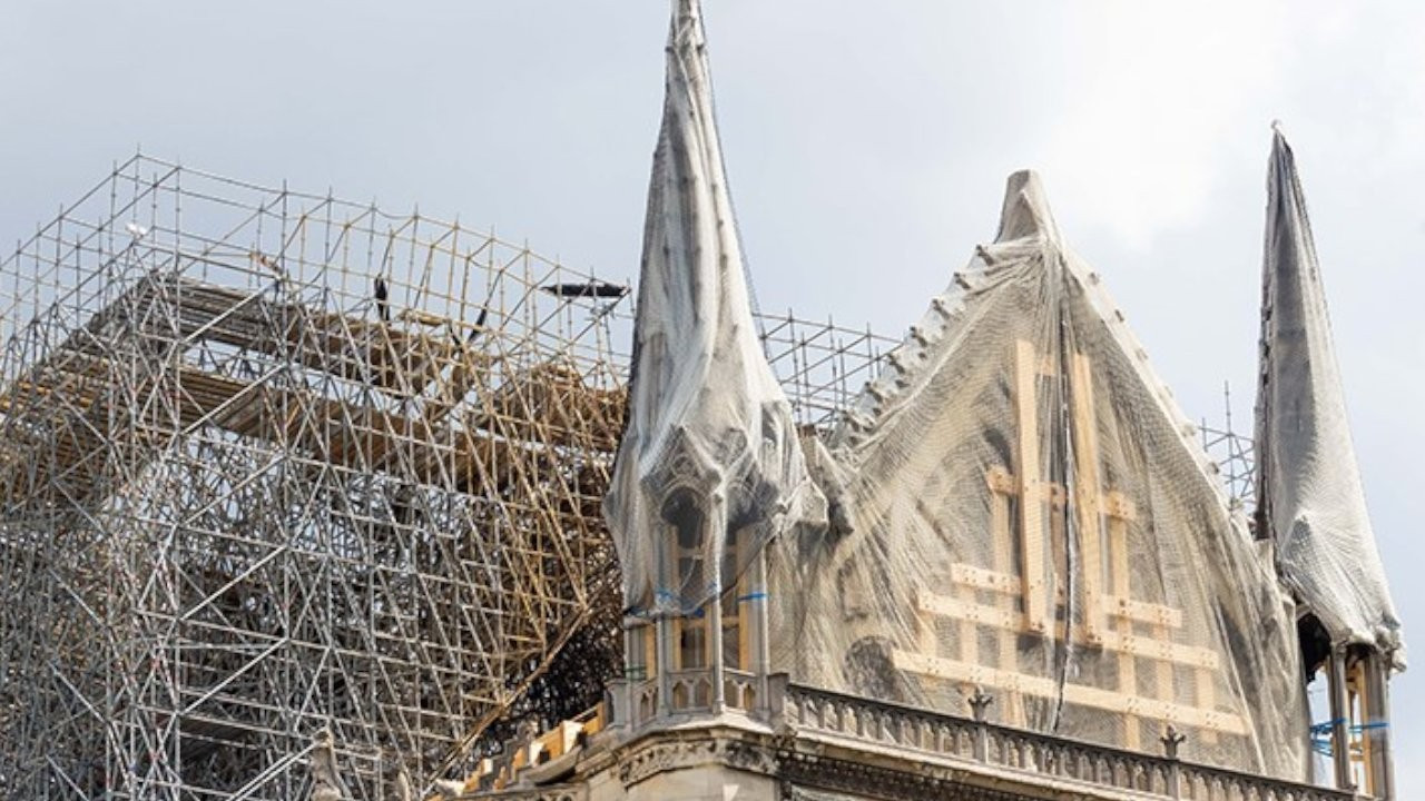 Yanan Notre Dame Katedrali’nin restorasyonunda 700 yıllık lahit bulundu