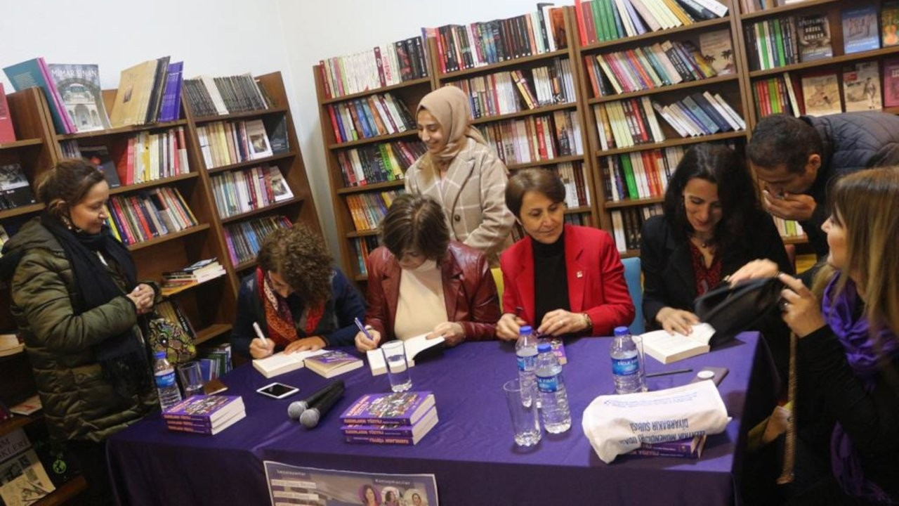 Kadınlar, ‘Kadınların Yüzyılı’ kitabını imzaladı