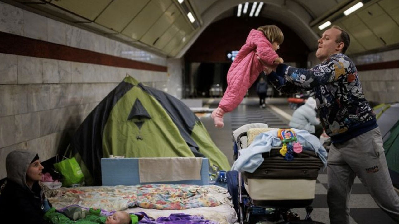 Kiev'de metro istasyonlarına sığınanların sayısı artıyor: Uyumak için en güvenli yer