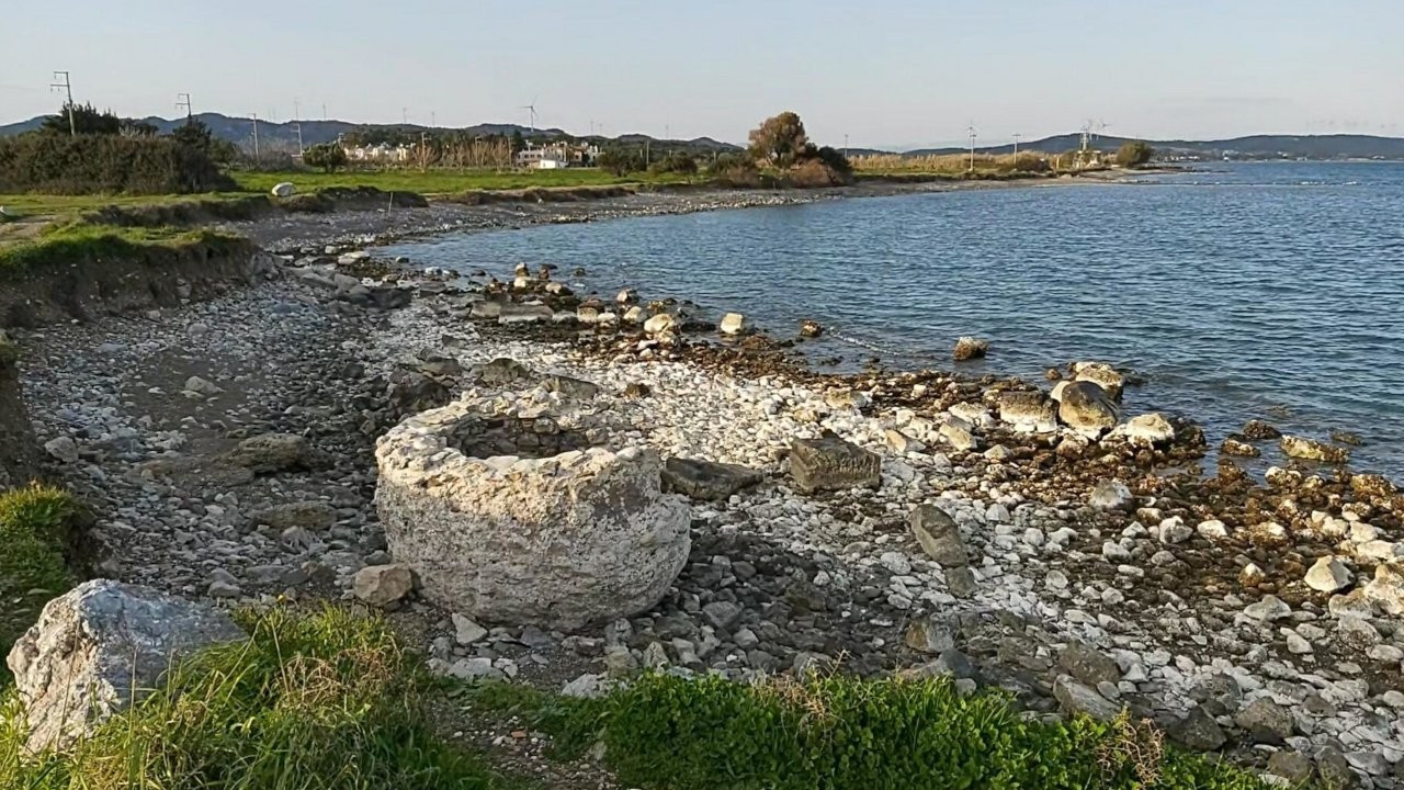 Datça'da deniz çekildi, 2 bin yıllık limanın kalıntıları göründü