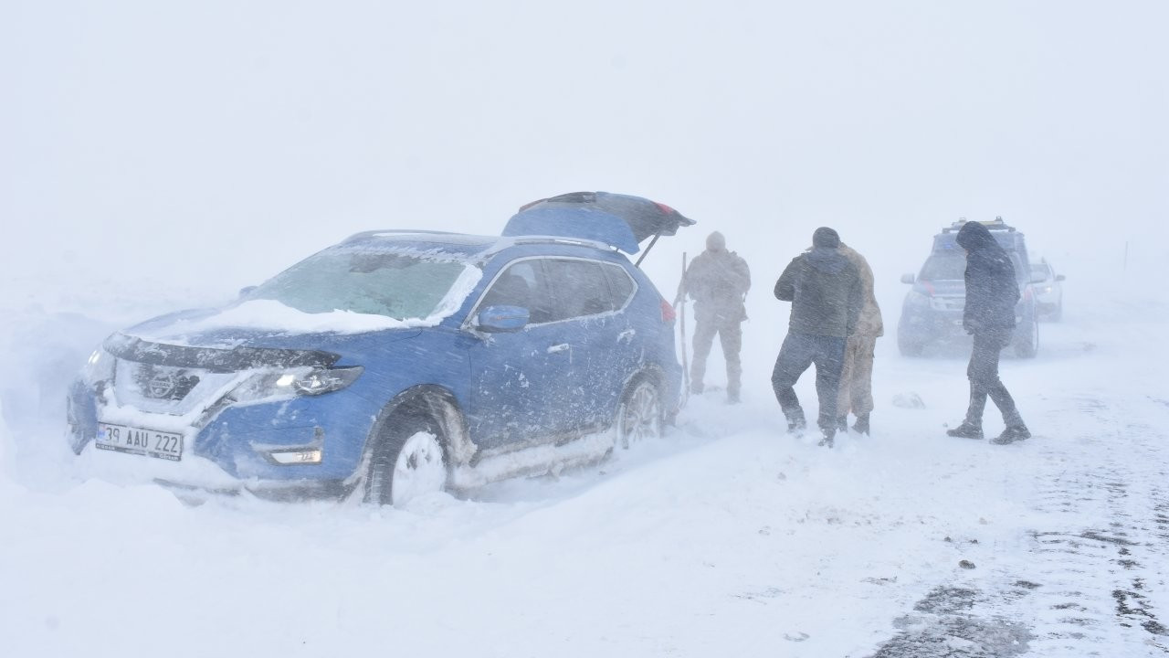 Kars-Göle kara yolu ulaşıma kapatıldı