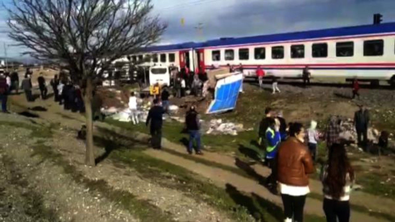 Tren kamyonete çarptı: 2 kişi yaralandı, 41 hayvan öldü