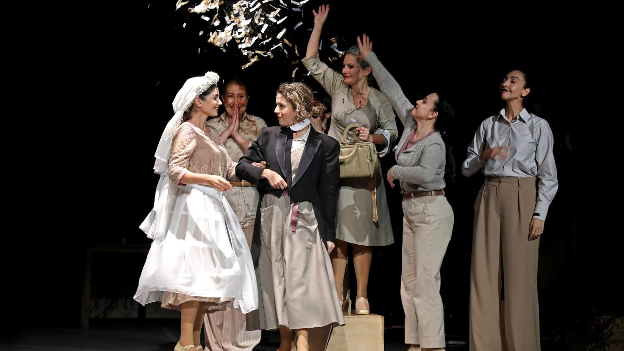 İBB Şehir Tiyatroları 'Yaftalı Tabut' oyunuyla Avcılar'da