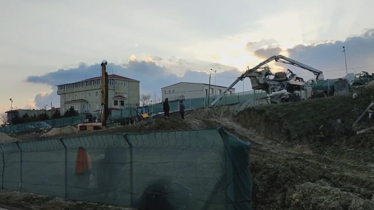 Beton pompası inşaat işçilerinin üzerine devrildi: 2 yaralı