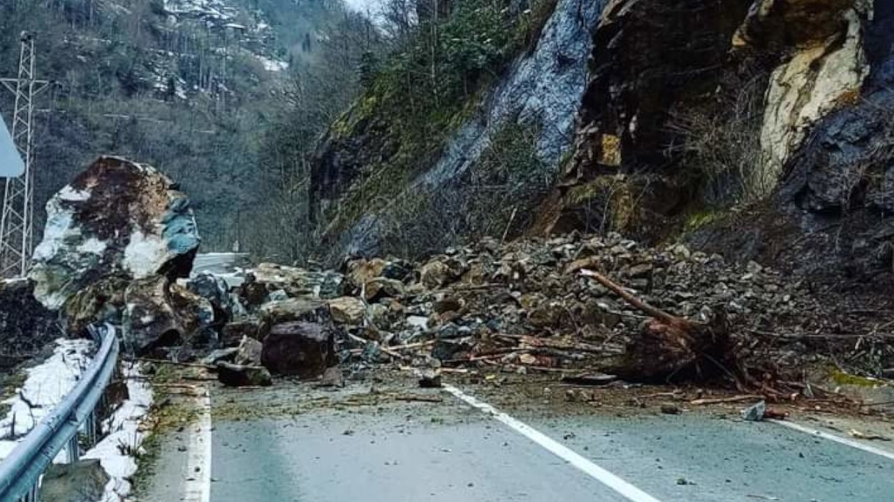 Rize'de heyelan: Pazar-Hemşin yolu trafiğe kapandı