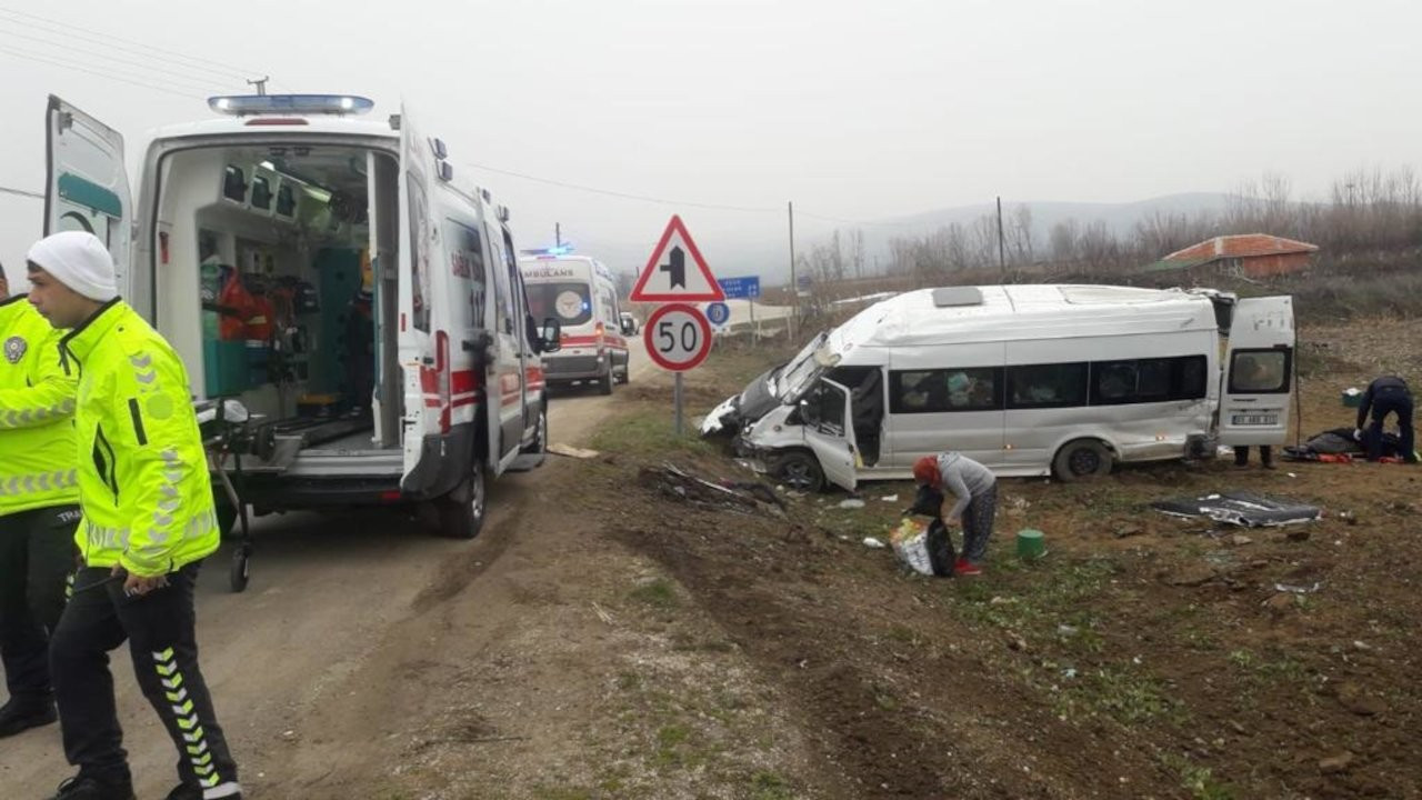Tarım işçilerini taşıyan minibüs şarampole devrildi: 17 yaralı