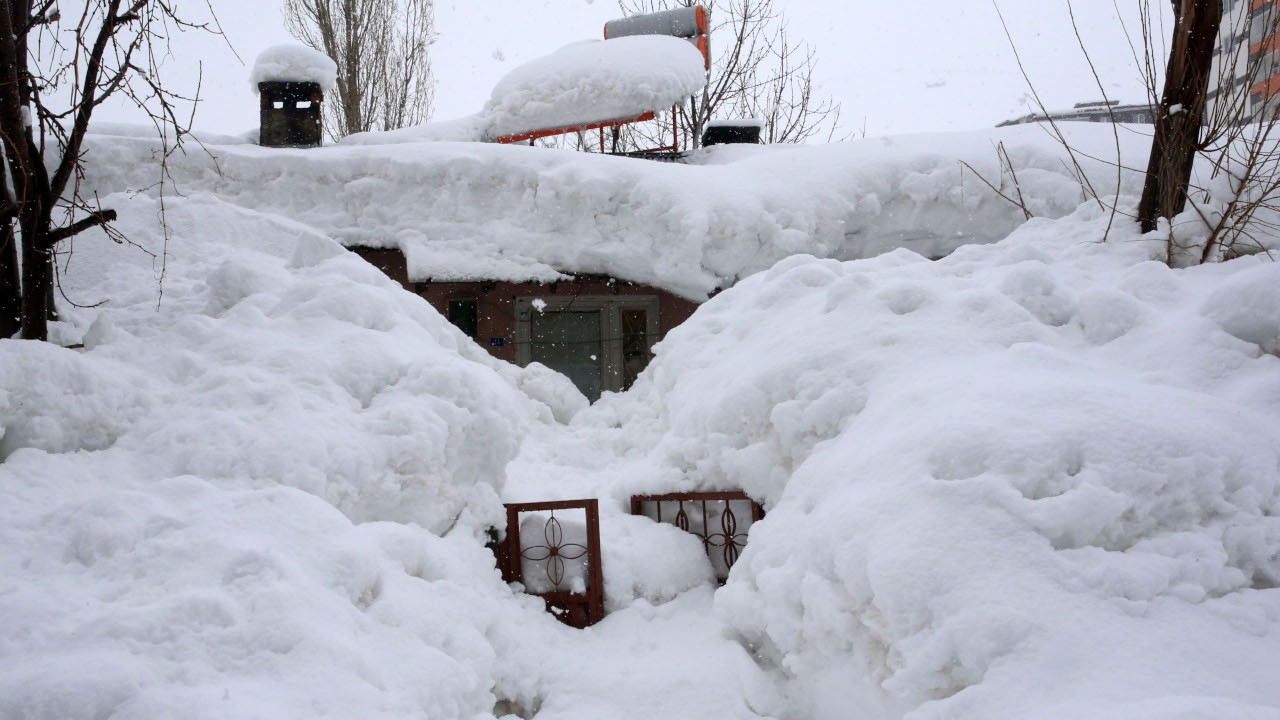 Bitlis'te çatıdan düşen kar kütlesinin altında kalan kişi öldü