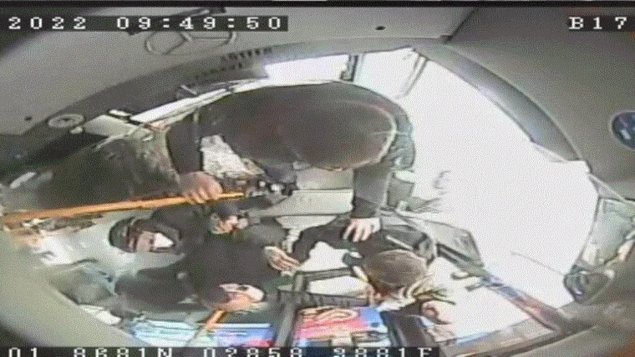 Seyir halindeki İETT otobüsü şoförüne saldırı kameralara yansıdı