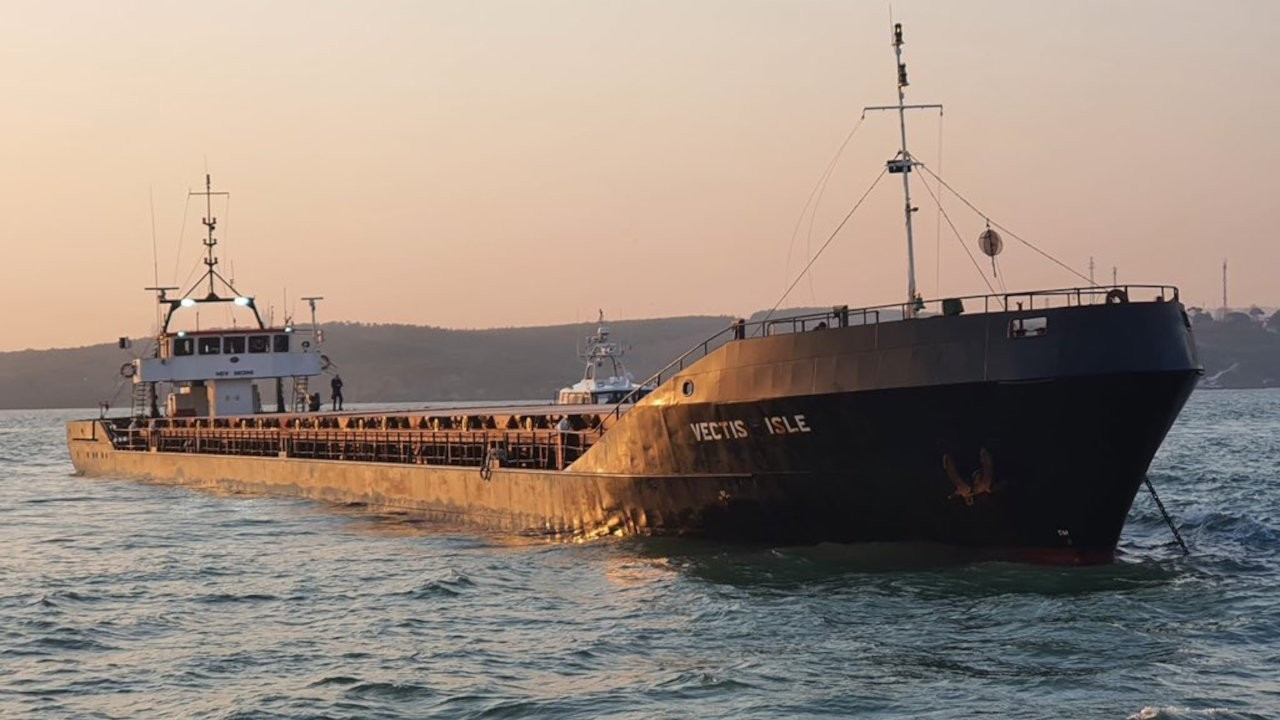 Çanakkale Boğazı: Arızalanan gemiye güvenli bölgeye demir attırdılar