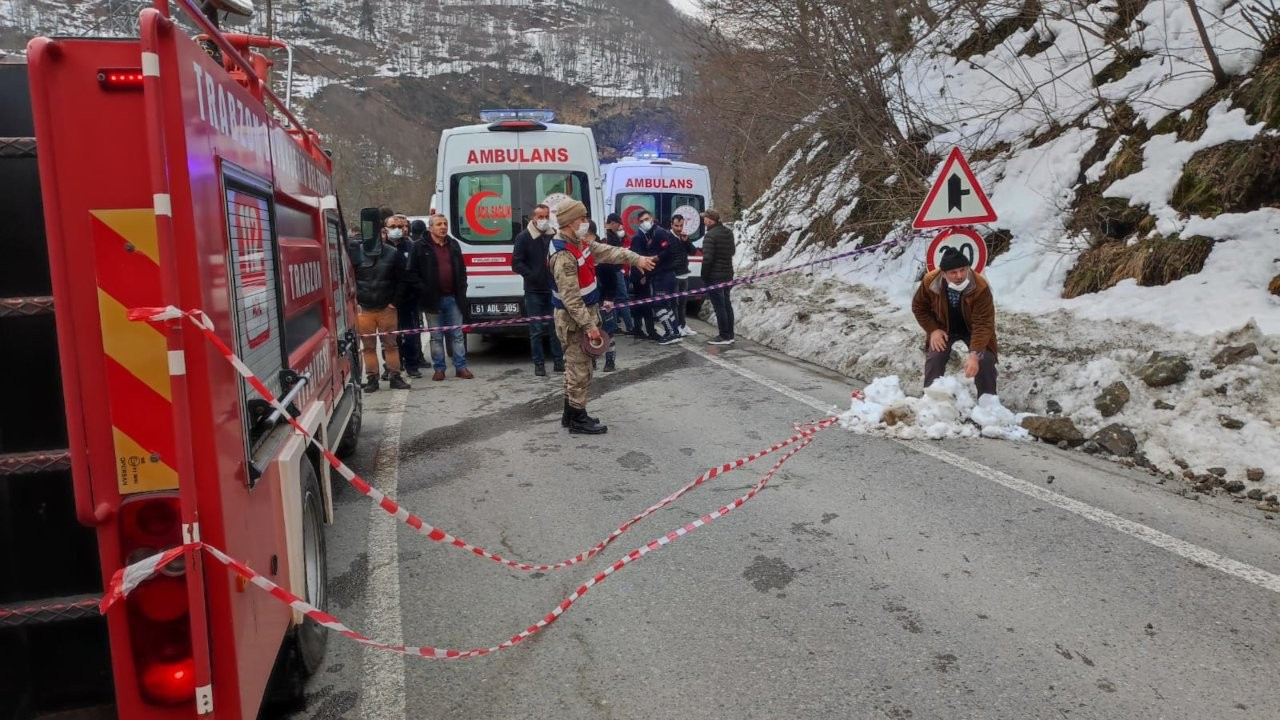 Trabzon'da kamyonetin üzerine kaya düştü, 4 kişi öldü