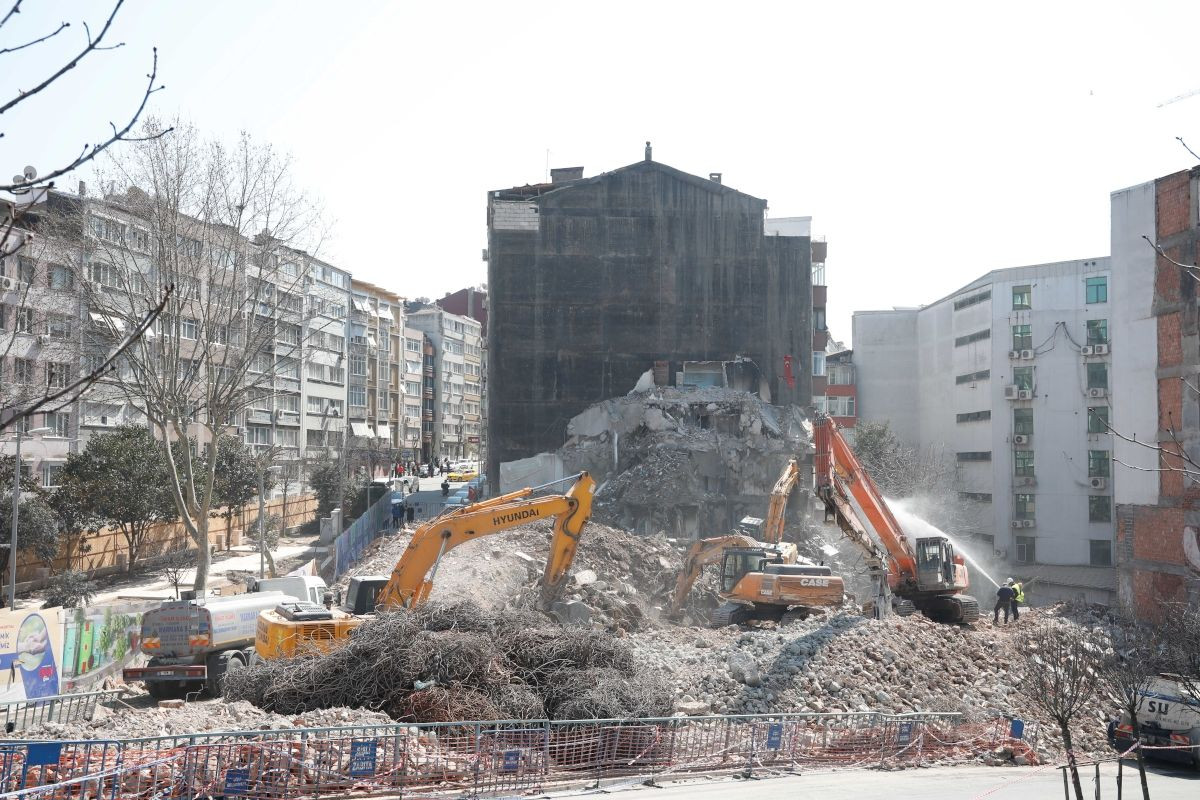 Şişli'de üç katlı binanın yıkımı sırasında yan bina duvarı yıkıldı: Ukrayna'yı yaşıyoruz burada - Sayfa 4