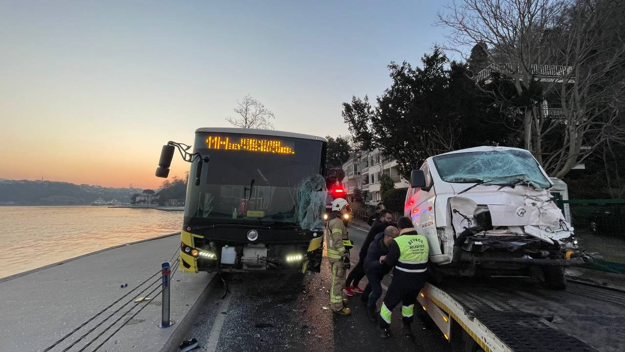 İETT otobüsüyle kamyonet çarpıştı: 3 yaralı