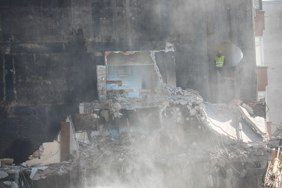 Şişli'de üç katlı binanın yıkımı sırasında yan bina duvarı yıkıldı: Ukrayna'yı yaşıyoruz burada - Sayfa 1