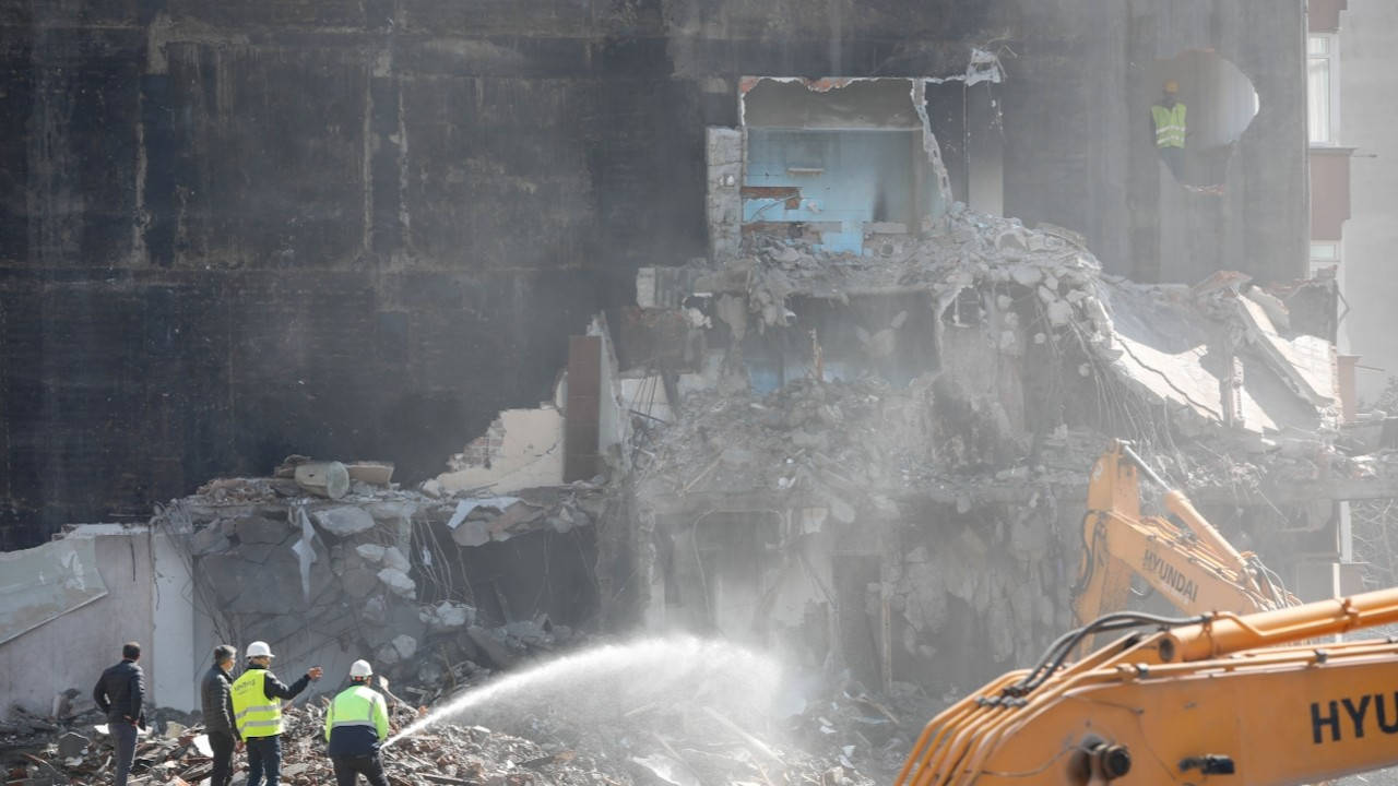 Şişli'de yıkım sırasında yan bina duvarı yıkıldı: Ukrayna'yı yaşıyoruz