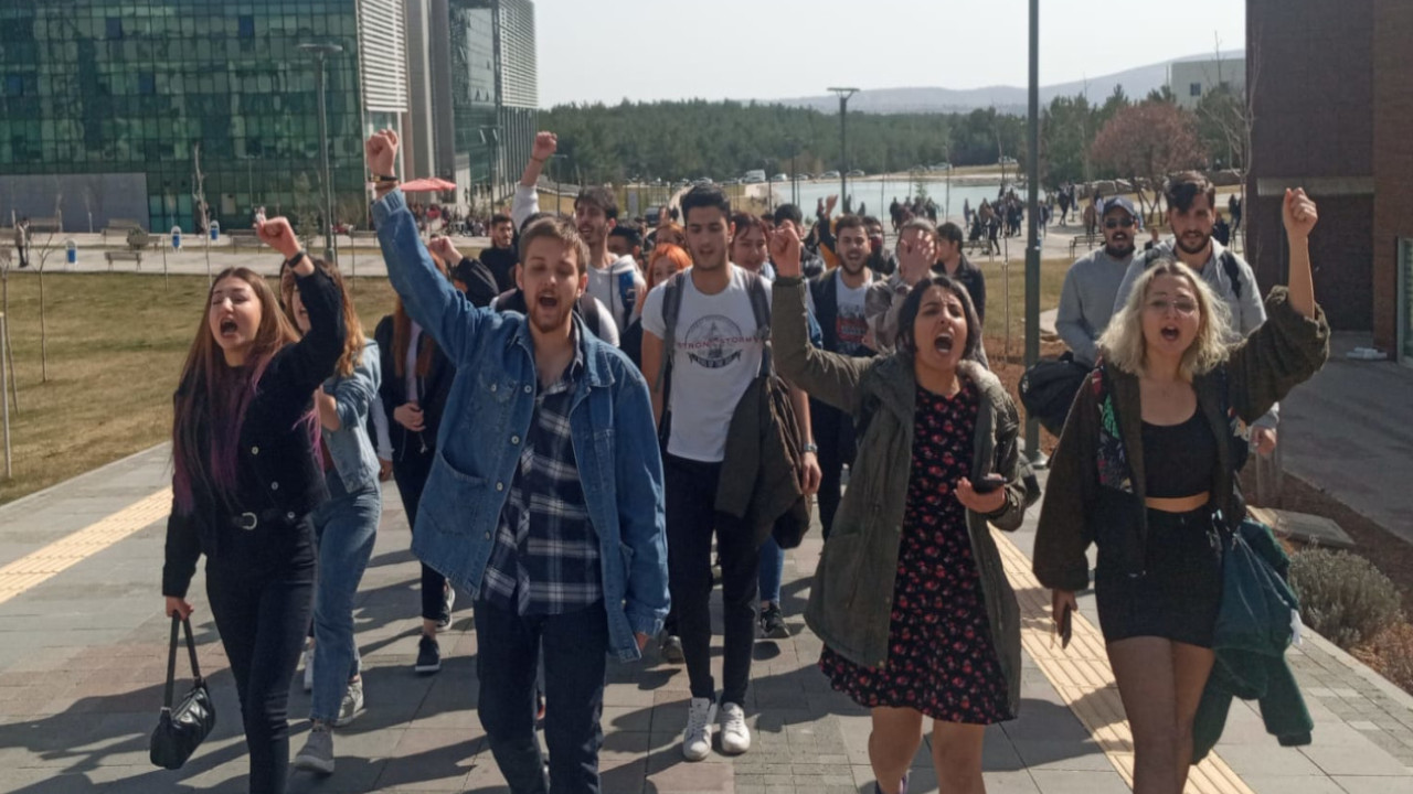 Öğrenciler rektörlüğe yürüdü: Beslenemiyoruz